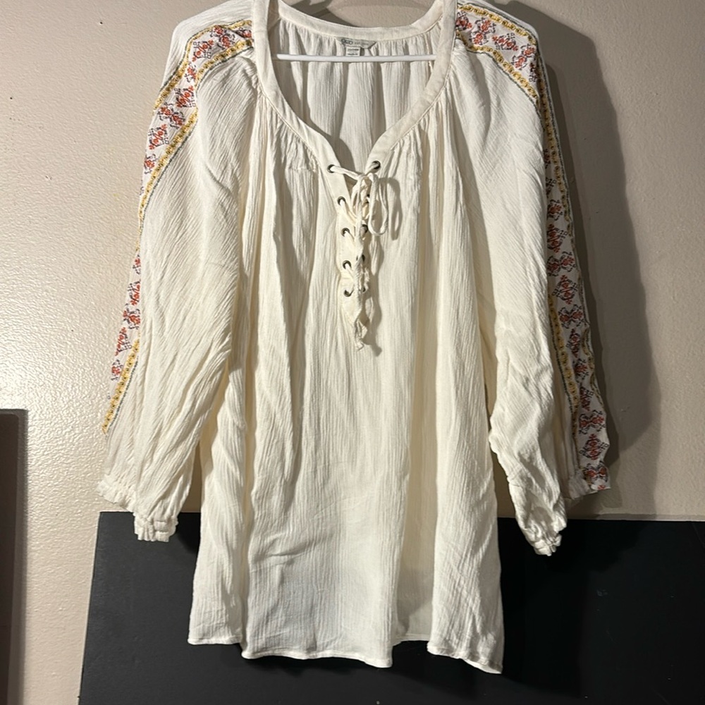 Cato sz 22/24 W cream colored peasant blouse with embroidery EUC